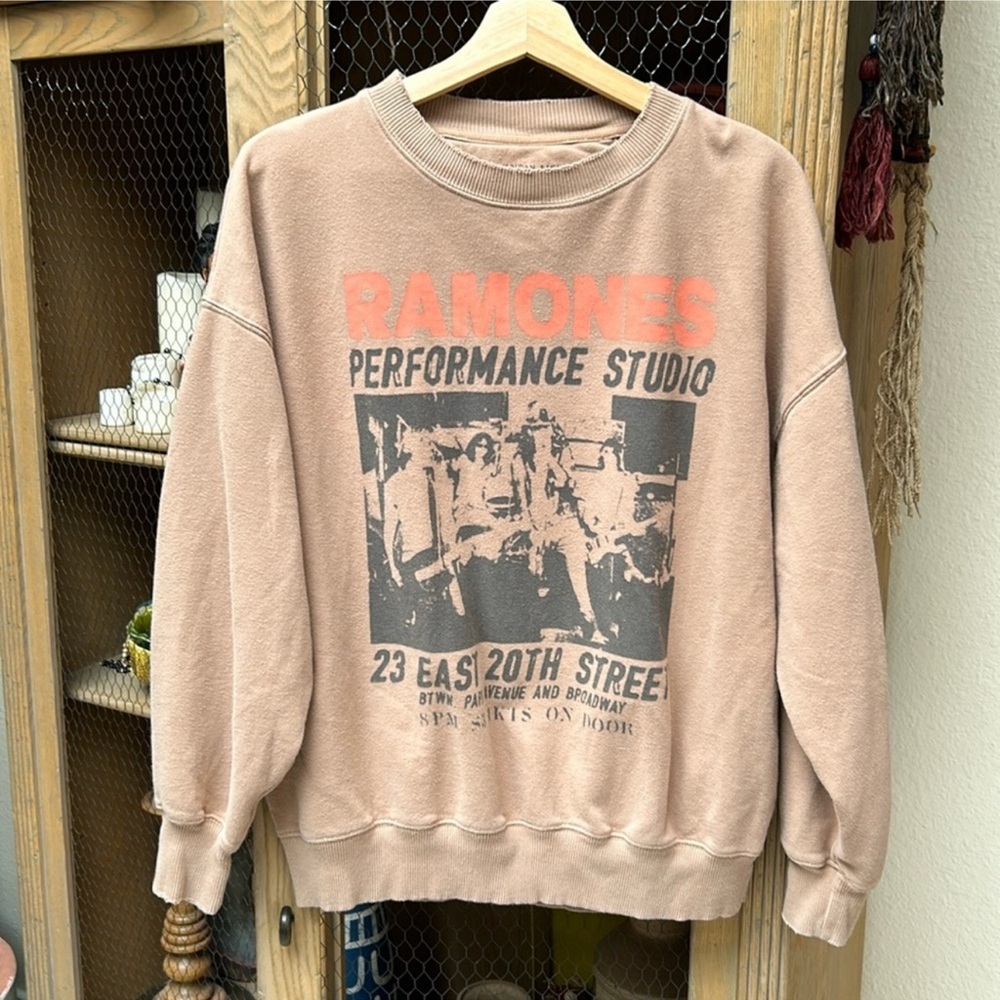 American Eagle- Ramones Graphic Tan Crewnsxk